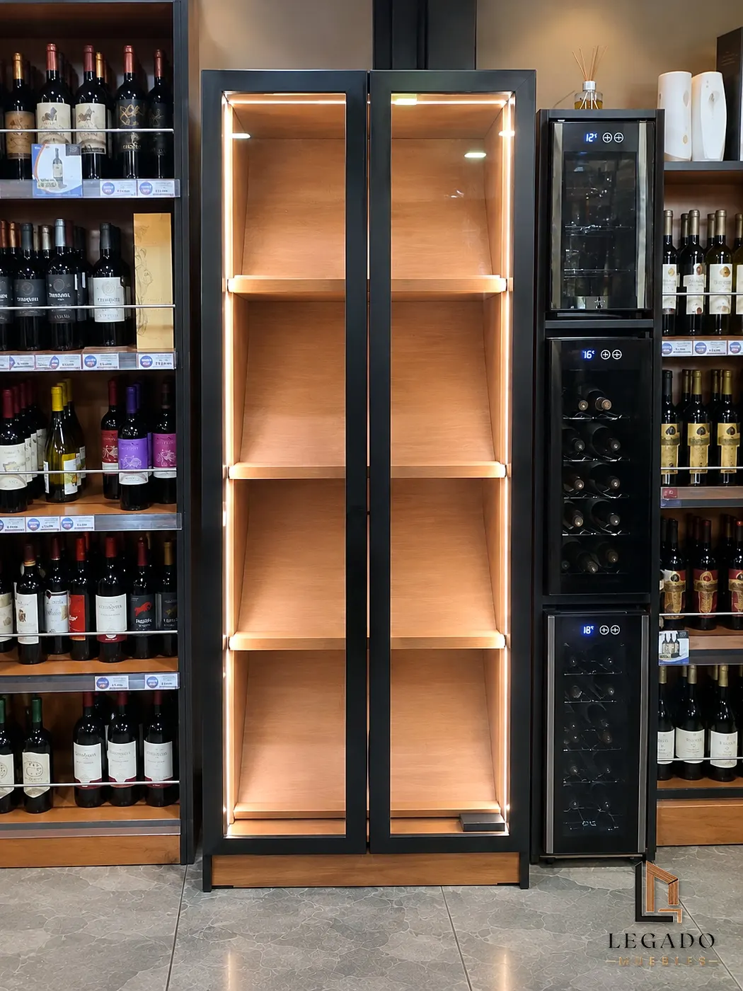 La cava instalada en el local, con iluminación LED encendida
